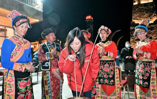 Jeep新大指揮官川西賞紅葉,船上吃燒烤,松坪溝不輸“小九寨” Jeep新大指揮官川西賞紅葉,船上吃燒烤,松坪溝不輸“小九寨”