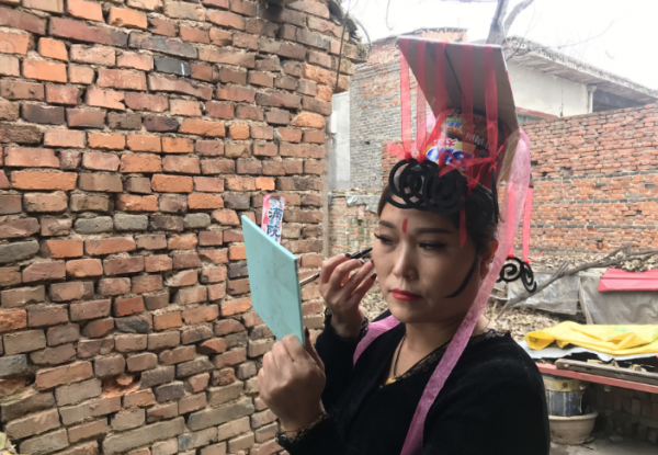 河南一女子模仿武則天，泡麵當王冠，麻袋做龍袍，23家公司求籤約