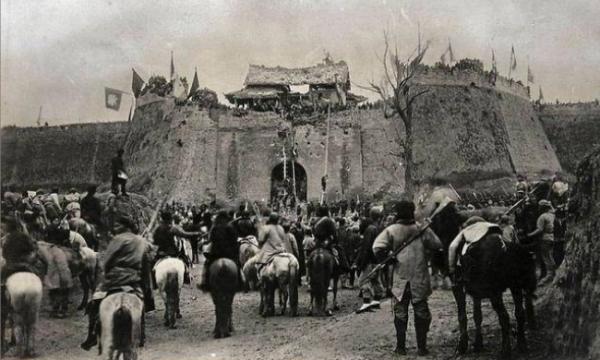 2011年省委書記下鄉慰問，偶然發現一副畫，揭開老農隱藏50年身份