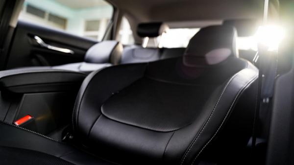 10萬預算誰更值得買？柯米克對比探影