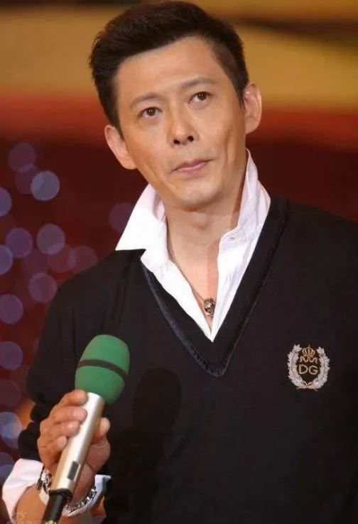 過氣主持人的卑微：沒工作、蹭朋友熱度、縣城混商演，一地的尷尬