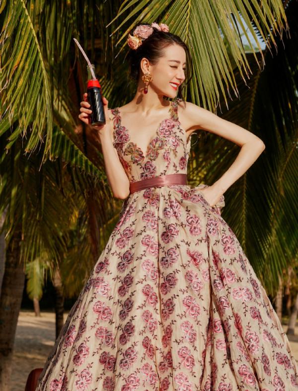 熱巴穿花裙拍海邊大片 美似花仙子