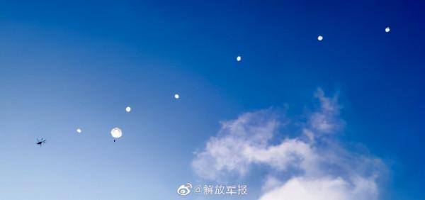 傘花朵朵開！軍校學員傘降實跳訓練