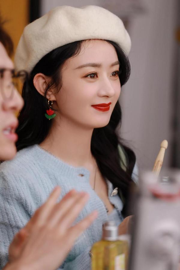 趙麗穎美圖,身穿淺藍上衣,頭戴貝雷帽,優雅靈動,溫婉可人 趙麗穎美圖,身穿淺藍上衣,頭戴貝雷帽,優雅靈動,溫婉可人