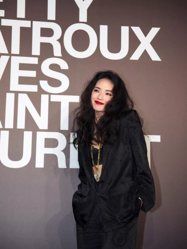 別再亂披頭髮了！這3款新年髮型才夠美夠撩人