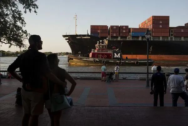 美國全亂套了!聖誕節沒有樹、肯德基沒有雞、連紙巾也要沒了? 美國全亂套了!聖誕節沒有樹、肯德基沒有雞、連紙巾也要沒了?