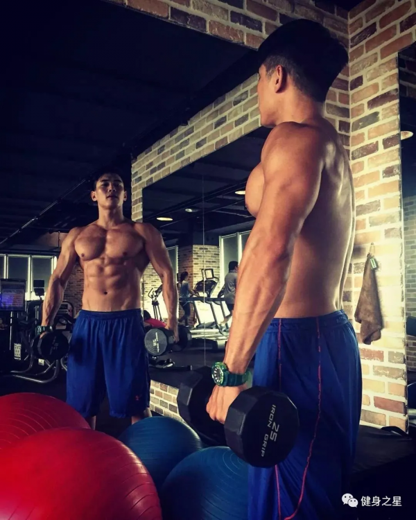 183公分肌肉小哥，因釋出一組沖涼照，一身好看的腱子肉引人注目