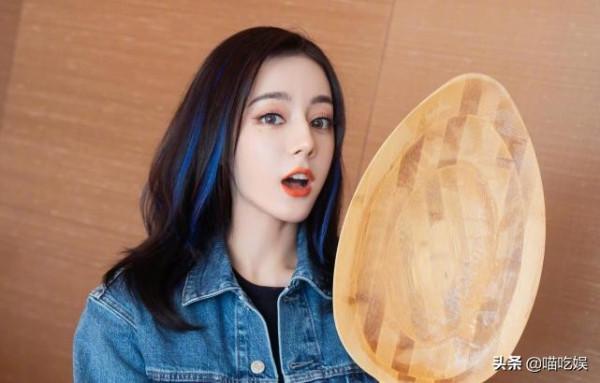 迪麗熱巴穿小熊連帽外套坐飛機，變身萌系女孩，29歲已高度近視