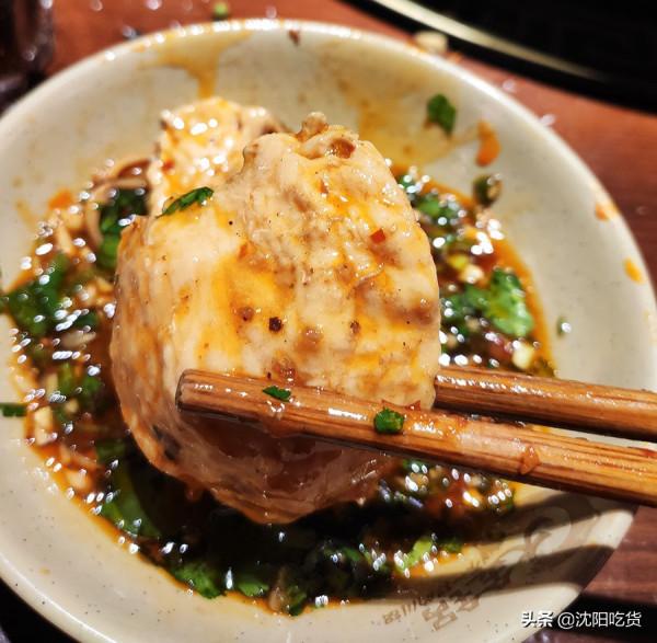 大鏟子炒五花肉可不是要鐵鍋燉，而是在炒底料，涮火鍋啦