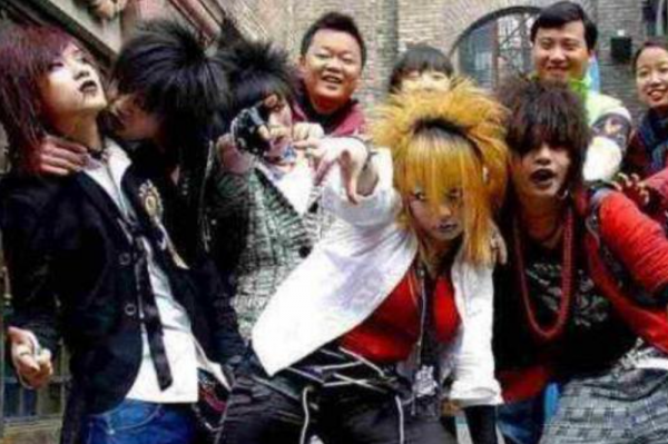 2006年，11歲少年創“殺馬特家族”，兩次退出後創業為自己正名