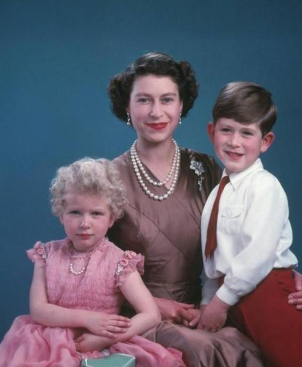 查爾斯也有柔情的一面:4歲託著妹妹爬窗戶,70歲還幫她整理帽子 查爾斯也有柔情的一面:4歲託著妹妹爬窗戶,70歲還幫她整理帽子