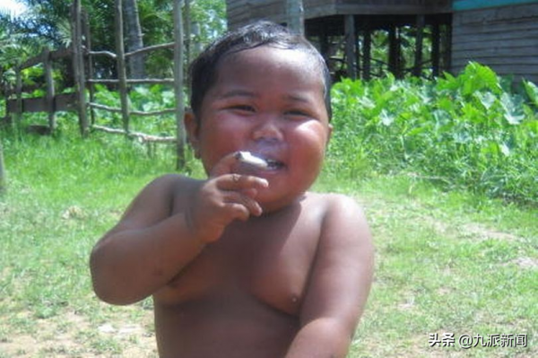 2歲成老煙槍，印尼男童曾1天抽40支菸，戒菸後身心大轉變