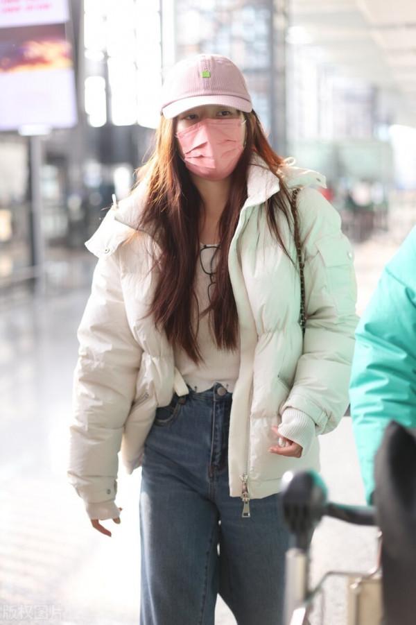 趙露思穿白色短款羽絨服搭配闊腿牛仔褲，甜美的可愛少女感