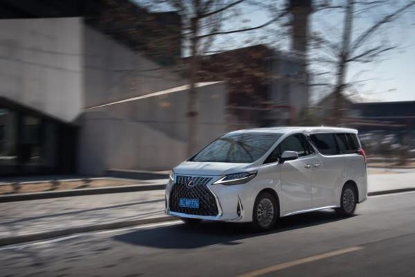 地球上原廠身價最高的MPV是什麼樣子的？| CAR REVIEWS