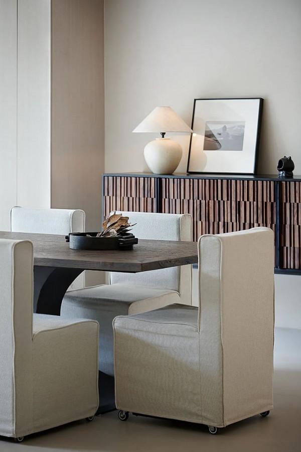 客廳有7m橫窗，女主人建議不裝窗戶全家人都同意了