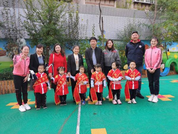 節約糧食從我做起--歷下區教體局領導參加佛山苑幼兒園升旗儀式 節約糧食從我做起--歷下區教體局領導參加佛山苑幼兒園升旗儀式