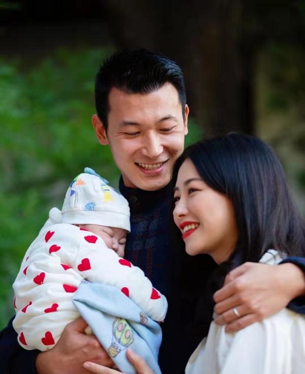 朱珠春節曬瑜伽照，假裝在海邊姿態婀娜，女兒在一旁練抬頭萌態足