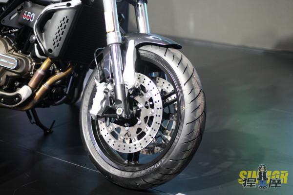 重慶摩博會 錢江釋出最新逸550與閃300s 復古與巡航逸起閃耀 重慶摩博會 錢江釋出最新逸550與閃300s 復古與巡航逸起閃耀