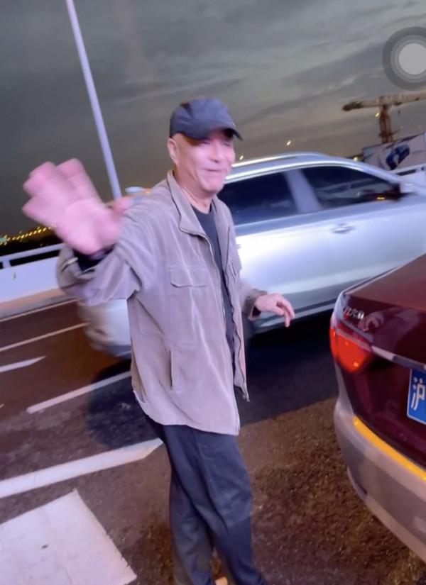 64歲戲骨被曝街頭開出租！主動為乘客搬行李，面對鏡頭大方打招呼