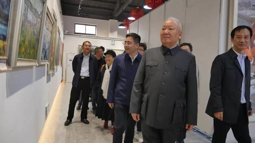 他是蘭州軍區原司令，88年授中將，6年後升上將，曾參加援越抗美