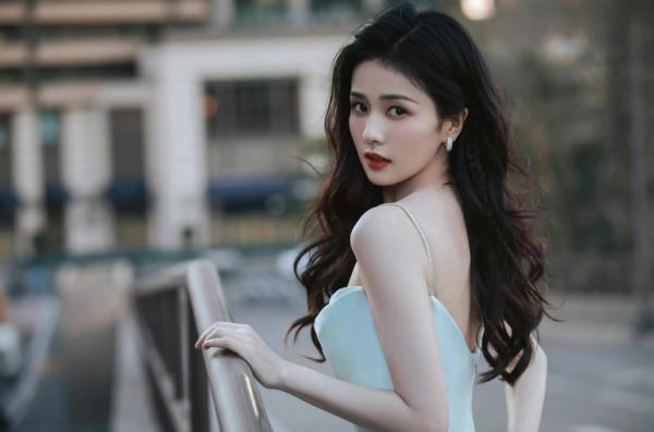 白鹿出席活動釋出一組造型寫真，身穿淡藍色長裙在高樓林立間穿梭