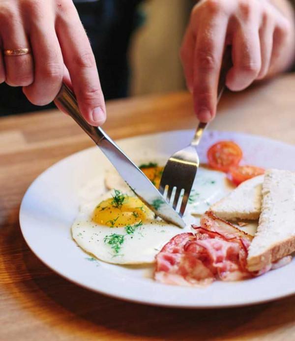 同是蹺二郎腿，梅根被批評，而她的婆婆戴妃則被誇讚，差距大啊