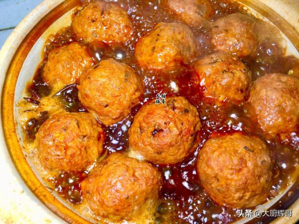 大廚教你做紅燒獅子頭，多加這兩種食材，層次感分明，沒牙都能吃