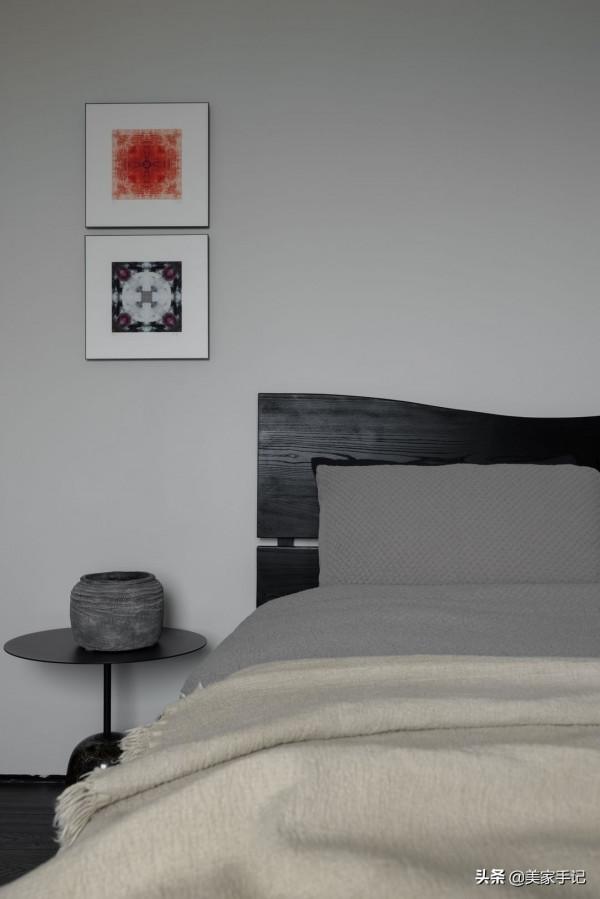 一進他家，彷彿世界都安靜了下來，全屋空靈雅韻，沒有一絲俗氣