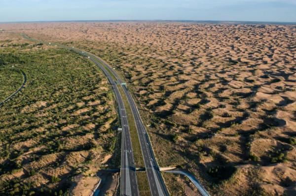 在“死亡之海”建公路 | 科普央企那些事兒