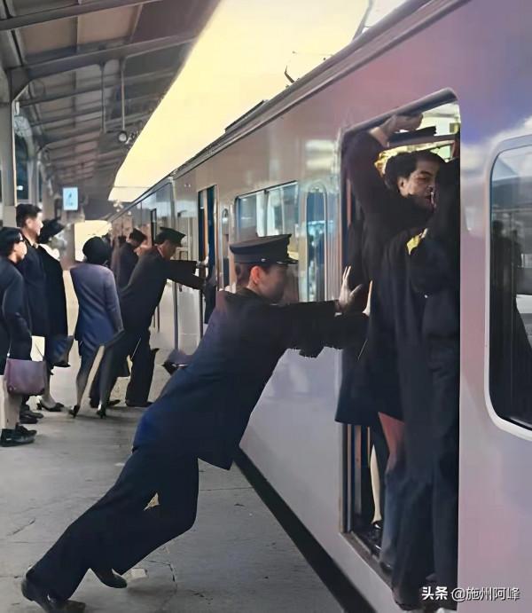 老照片：日本東京的地鐵，非洲的修女，英國首相官邸的丘吉爾