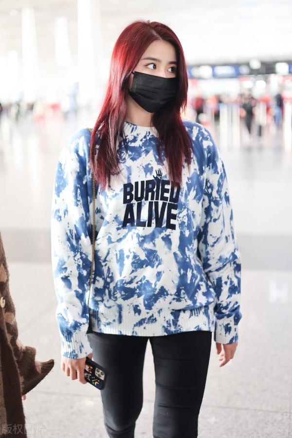 金子涵穿扎染印花衛衣搭配黑色緊身褲，腳踩馬丁靴簡單隨性