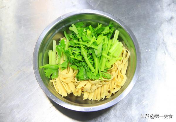 水煮牛肉要不要先醃製，廚師長告訴你正確做法，香辣鮮嫩又下飯