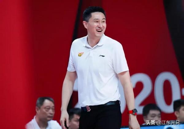 杜鋒花式籃球比賽與阿的江不叫暫停方式那一種對籃球發展有利？