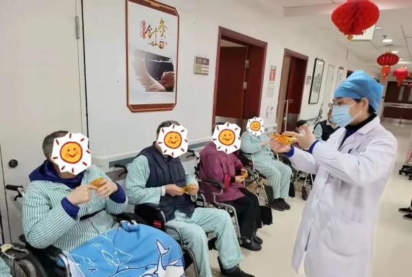 他們在病房裡過年，也有家的溫暖