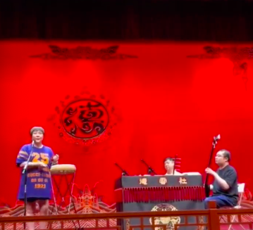 郭德綱妻子現身聚會，瘦出瓜子臉尖下巴明顯，戴鑽石手鐲難掩富貴