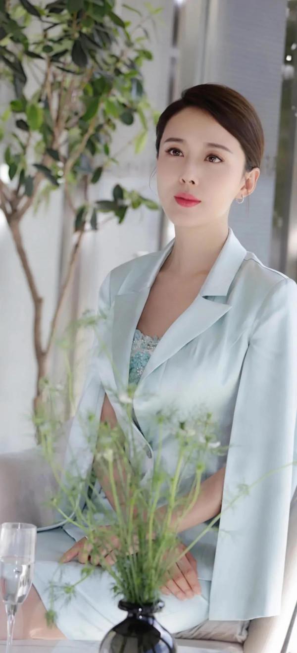 顏丹晨，43歲的“嫦娥仙子”美成了焦點