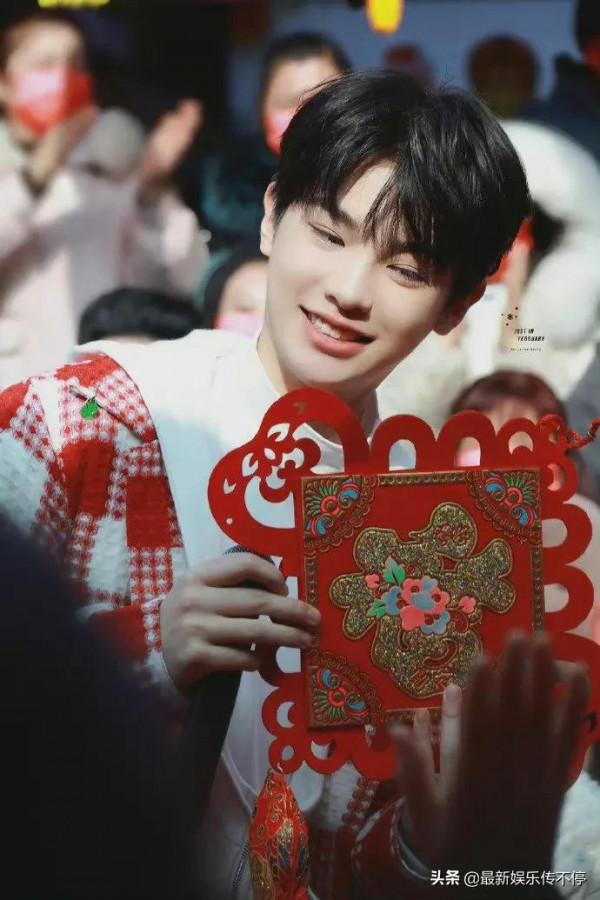 20歲黃明昊東西南北賀新春路透：紅白格大衣滿臉膠原蛋白，似福娃