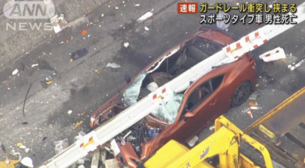 日媒：一轎車撞擊後順勢被“夾進”高速護欄中間，司機死亡