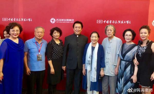 著名錶演藝術家李苒苒曬與丈夫馬精武合照，丈夫瘦削門牙掉了一顆