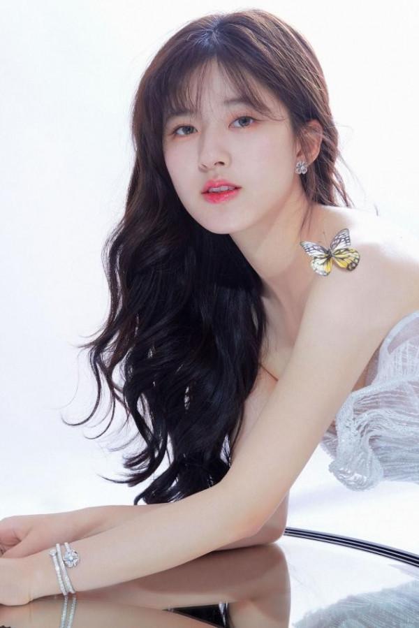 趙露思的“肉肉臉”挺吃香的，穿學院風套裝清純動人，越看越好看