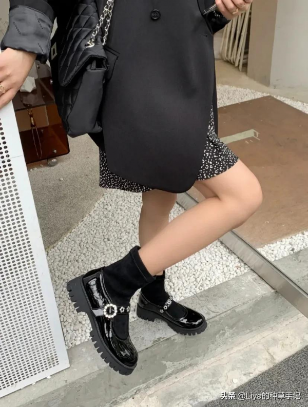 “瘦瘦靴”火了!比馬丁靴好穿,比平底靴流行 “瘦瘦靴”火了!比馬丁靴好穿,比平底靴流行
