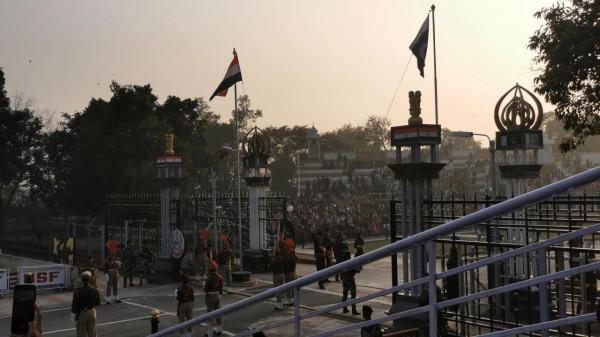 一場莊嚴，滑稽，充滿戲劇性的降旗儀式