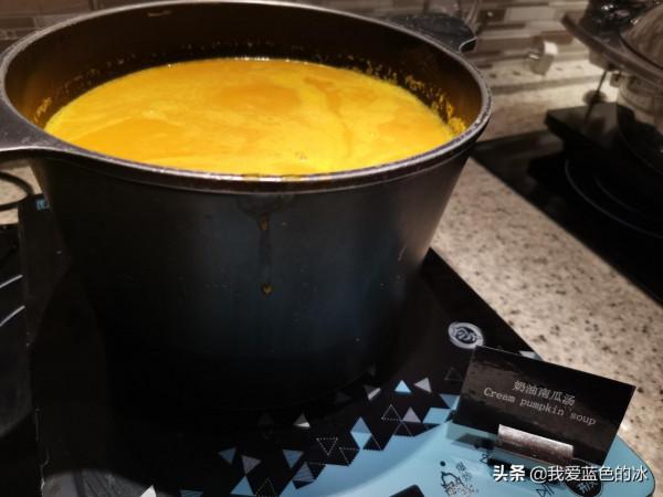 在北京入住的一家酒店的行政酒廊裡，欣賞故宮景色的晚餐