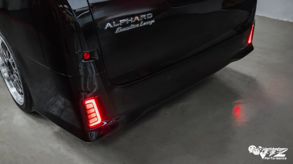 未成年高中生打造素雅埃爾法,全身名牌改件加起來超過16萬 未成年高中生打造素雅埃爾法,全身名牌改件加起來超過16萬