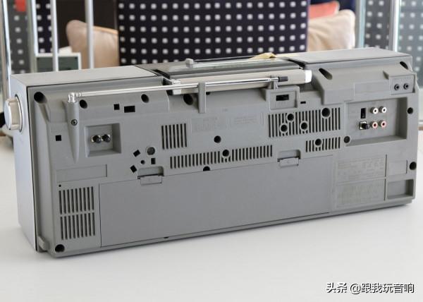 80年代一款非常獨特的音響，帶有兩個磁帶播放器（一個可拆卸）