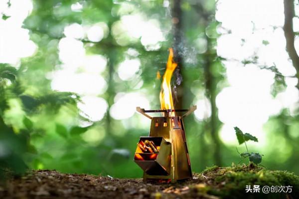 寒冷的天氣裡，組裝火爐子，取暖吃喝