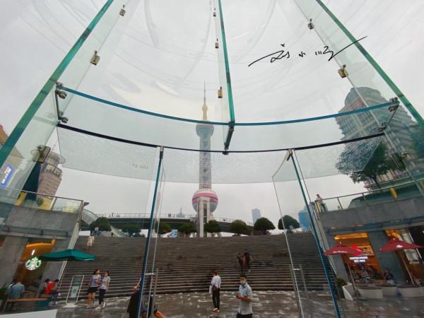 上海第一家蘋果專賣店，就在東方明珠旁邊，被譽為最美蘋果專賣店