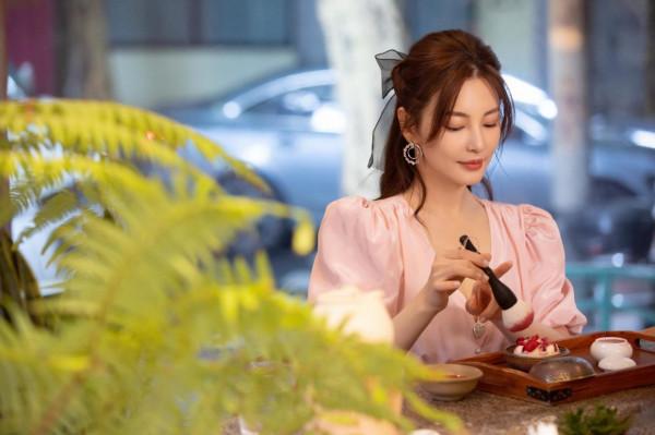 戀愛後的張雨綺也太粉嫩了！穿泡泡袖連衣裙，簡直就是人間水蜜桃