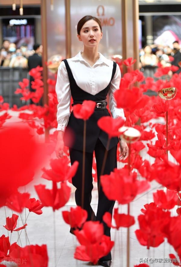 劉詩詩的時尚美太清純了，一顰一笑不做作，她的眼神和微笑好迷人