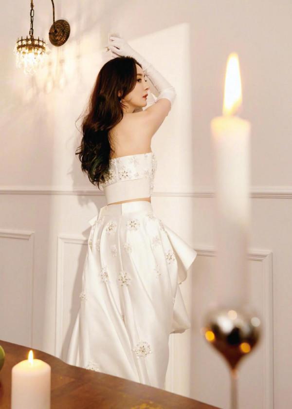 楊冪活動盛典造型大片 身穿白色禮服 搭配華美珠寶 優雅迷人的美冪